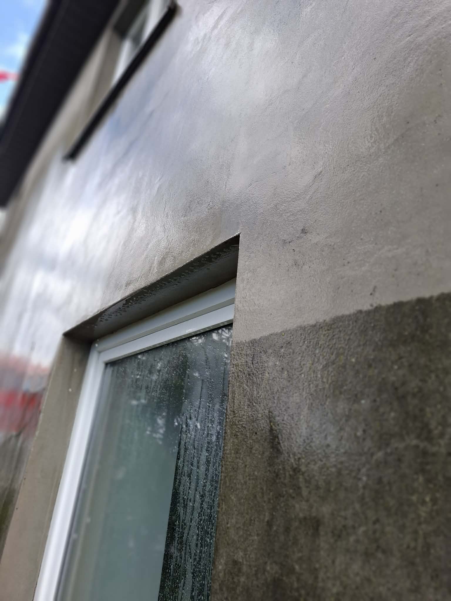 Fragment elewacji pokazujący różnicę przed i po myciu