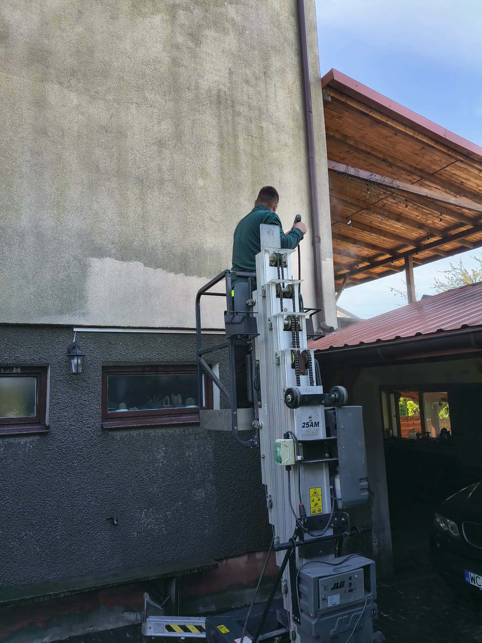 Pracownik H2O Clean na podnośniku przy elewacji budynku