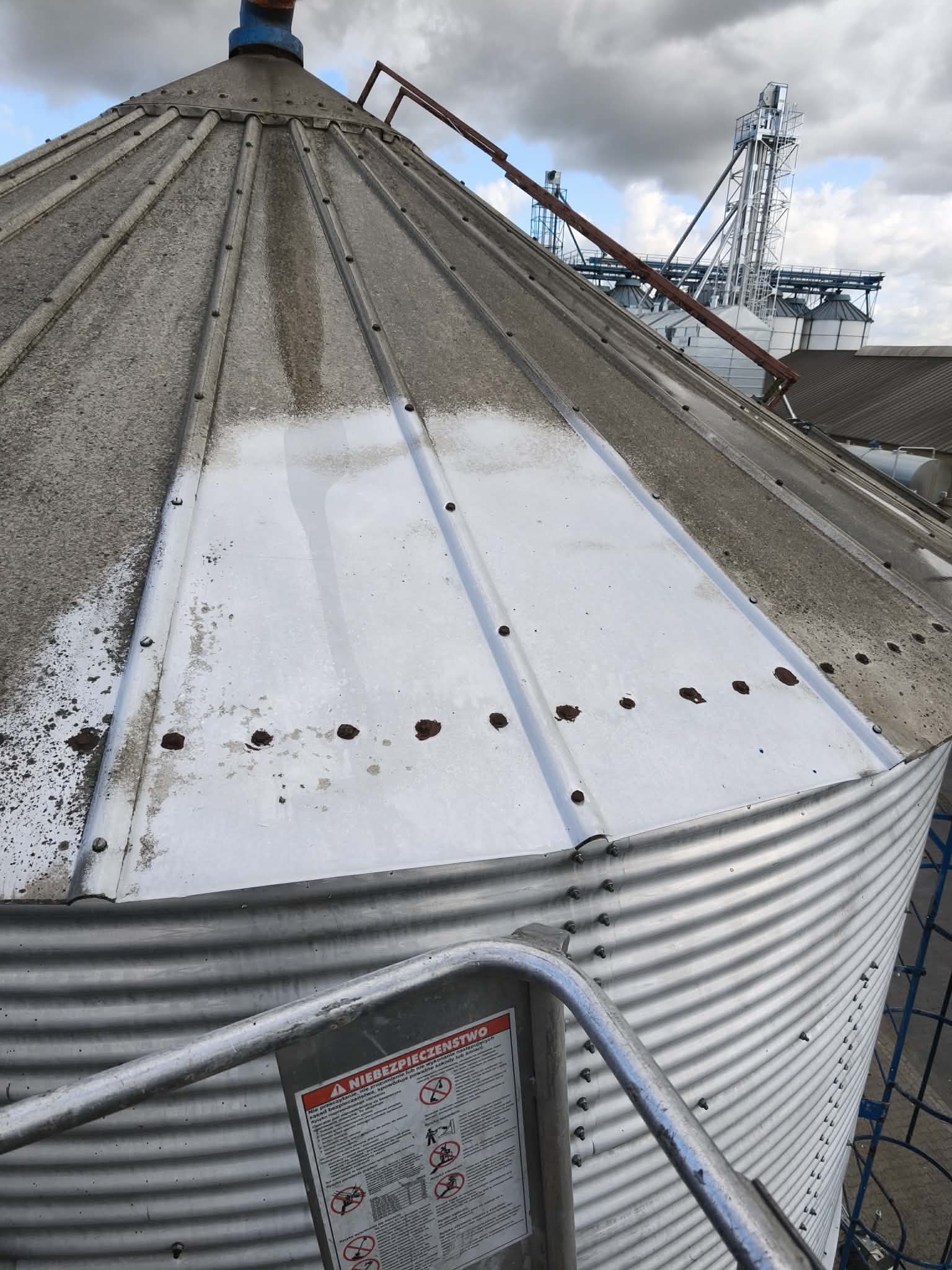 Przemysłowy silos w trakcie czyszczenia