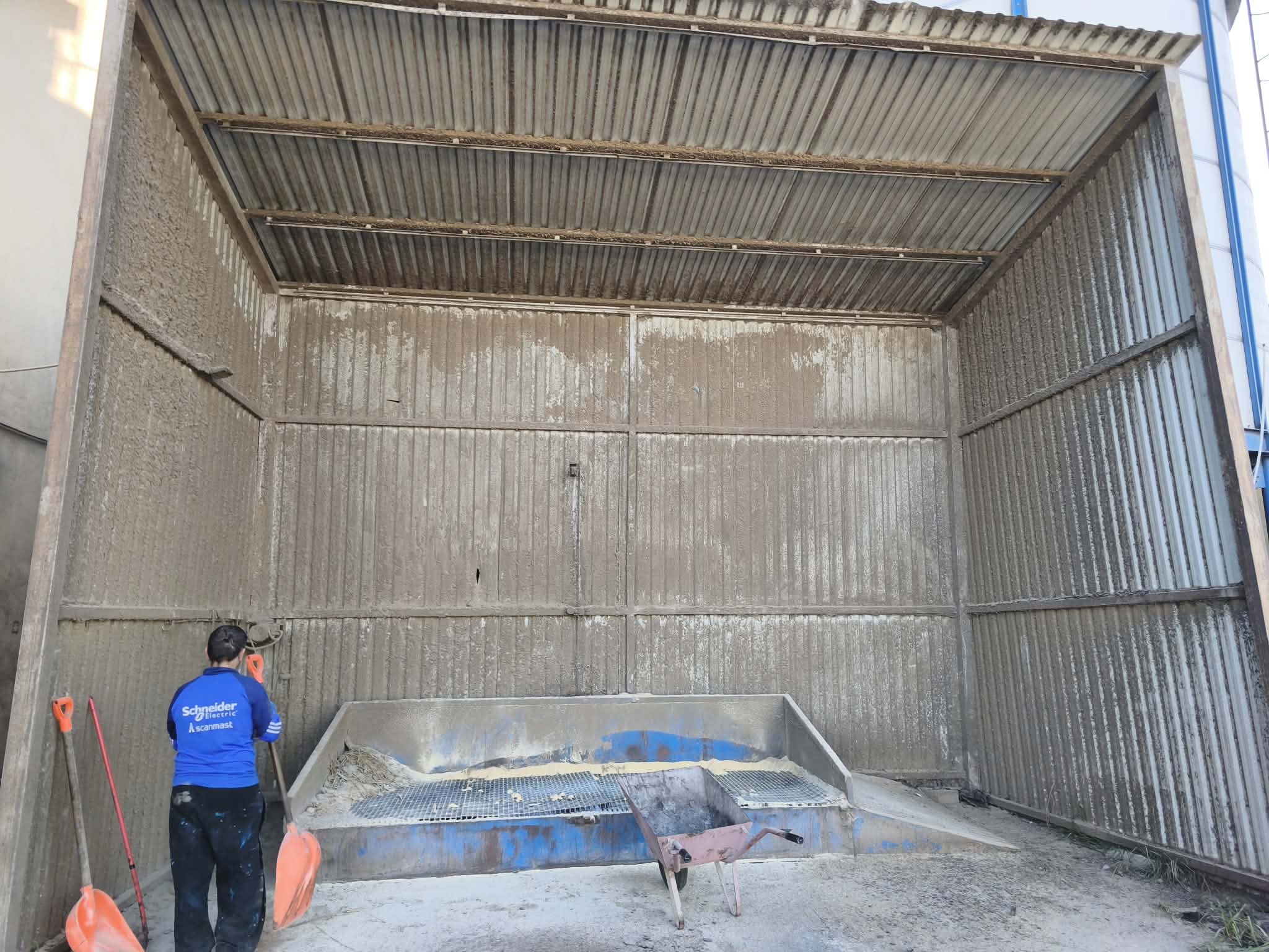 Mocno zabrudzona wiata przemysłowa przed rozpoczęciem czyszczenia